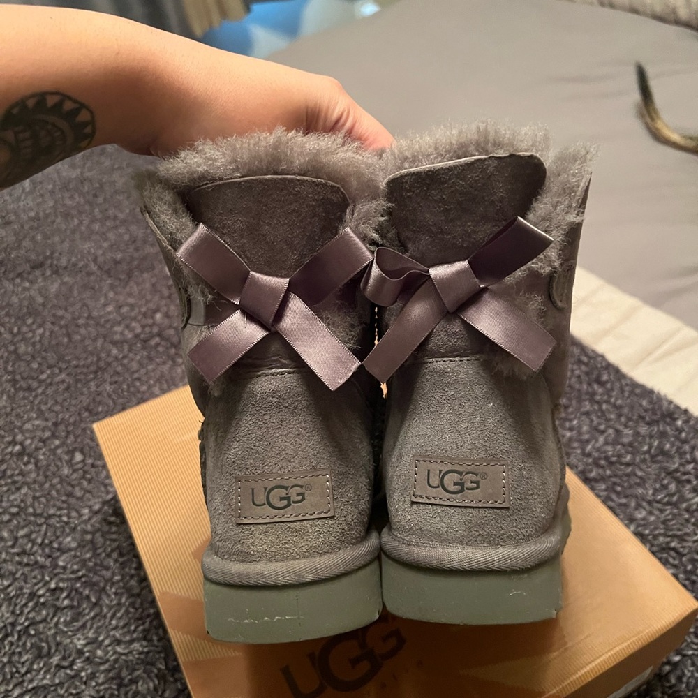 Size 10, women UGG bailey bows